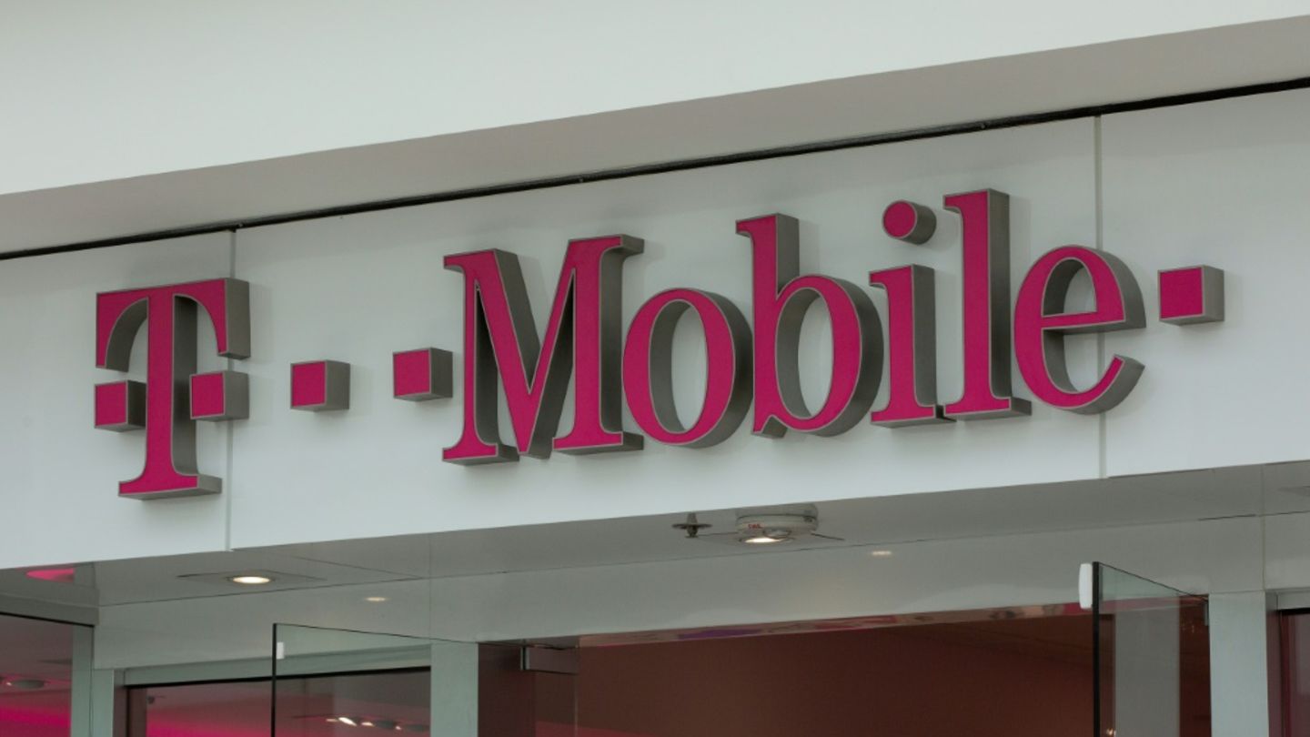 Logo von T-Mobile an einem Geschäft in den USA