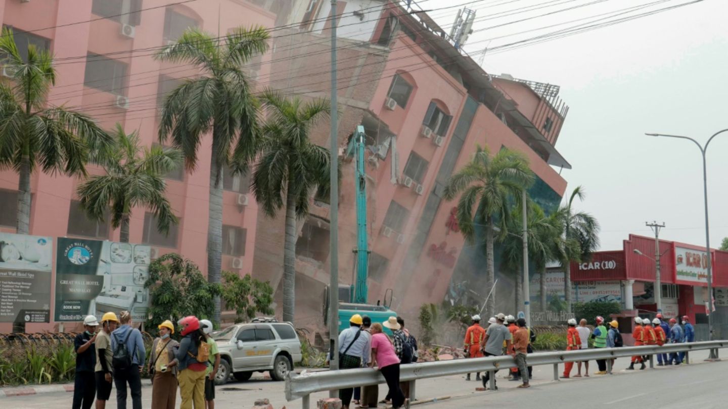 Ein eingestürztes Gebäude in Mandalay in Myanmar