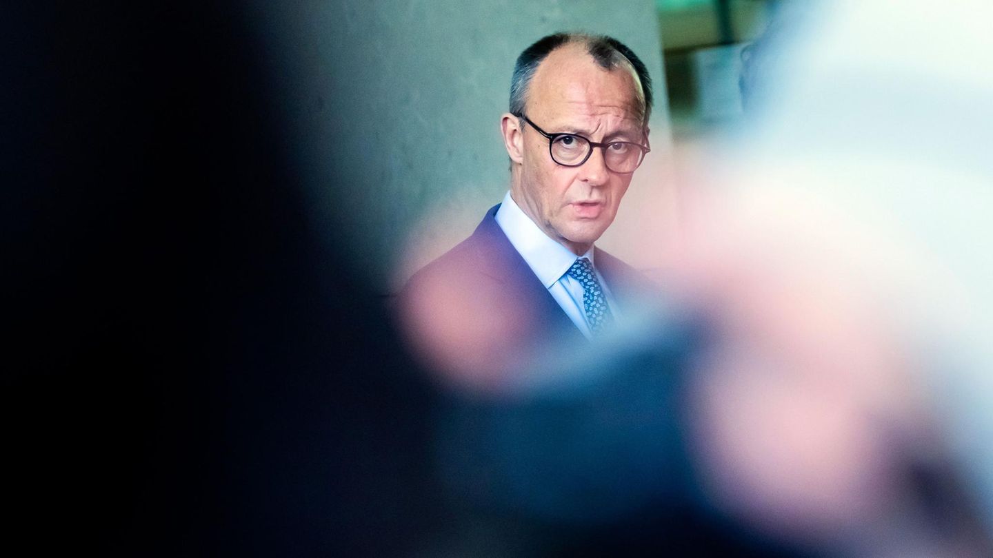 CDU-Chef Friedrich Merz schaut bei einem Auftritt in Berlin in die Kamera