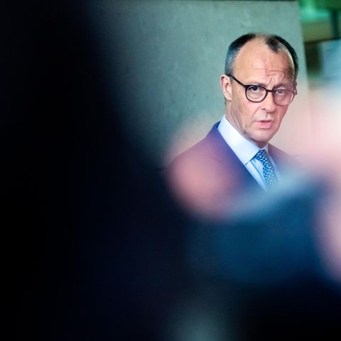 CDU-Chef Friedrich Merz schaut bei einem Auftritt in Berlin in die Kamera