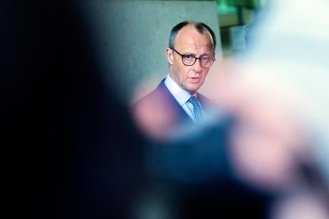 CDU-Chef Friedrich Merz schaut bei einem Auftritt in Berlin in die Kamera