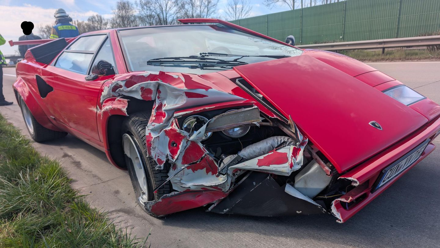 Der stark beschädigte Lamborghini Countach nach dem Unfall auf der A27