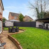 Nach dem vielen Weiß wirken der Garten plötzlich fast wie ein Schock