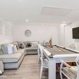 Auch der Pooltisch ist immerhin grau. Amüsant: Die darunter versteckten Taschen stechen umso mehr hervor