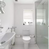 Im Bad wirkt das strahlende Weiß weniger verstörend