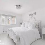 Natürlich bleibt auch das Schlafzimmer farblos