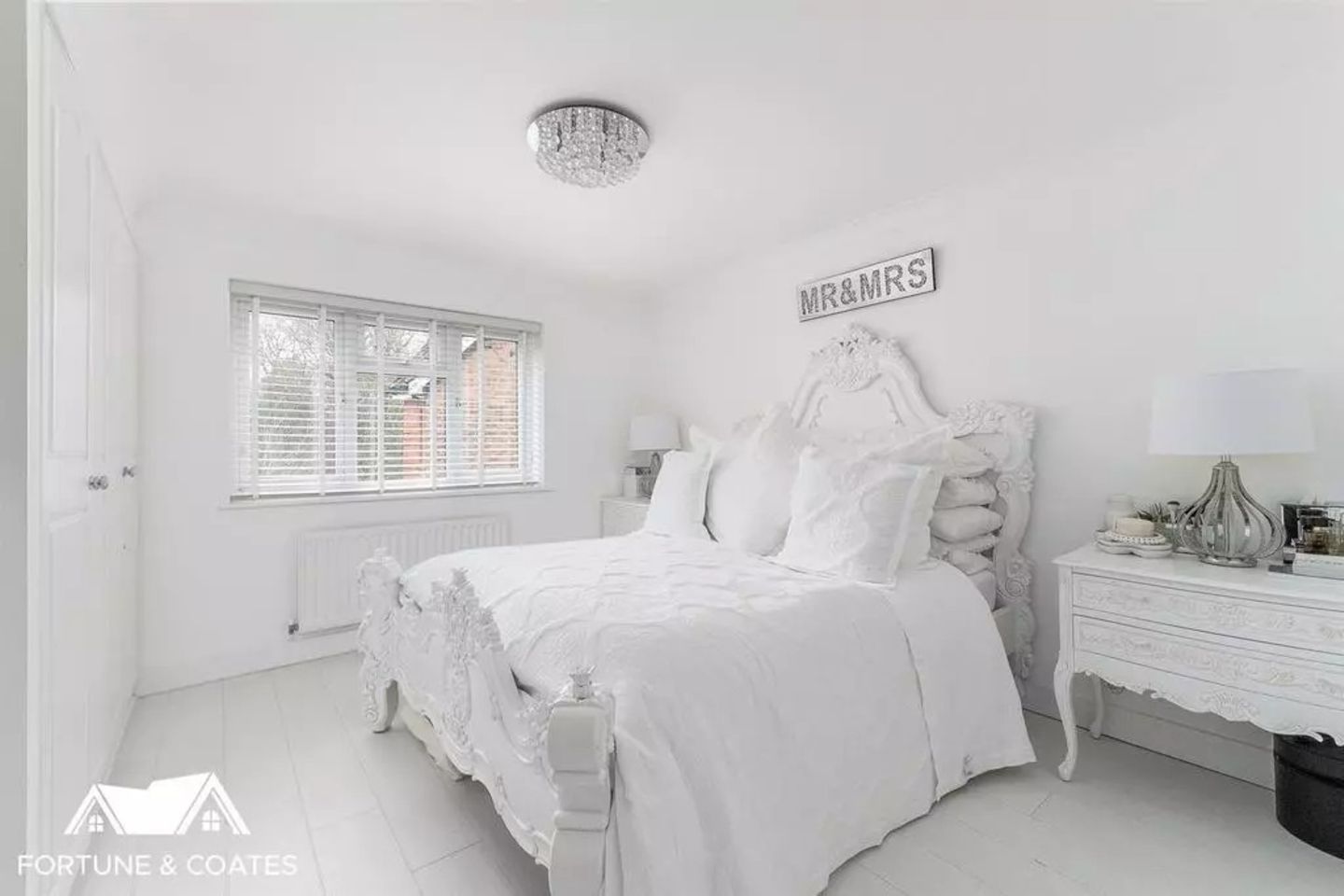 Natürlich bleibt auch das Schlafzimmer farblos