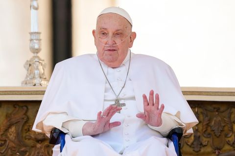 Nach einer Messe für die Kranken, zeigt sich Papst Franziskus überraschend den Gläubigen