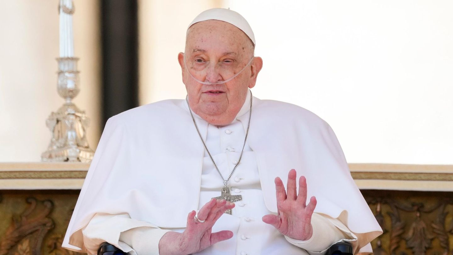 Nach einer Messe für die Kranken, zeigt sich Papst Franziskus überraschend den Gläubigen
