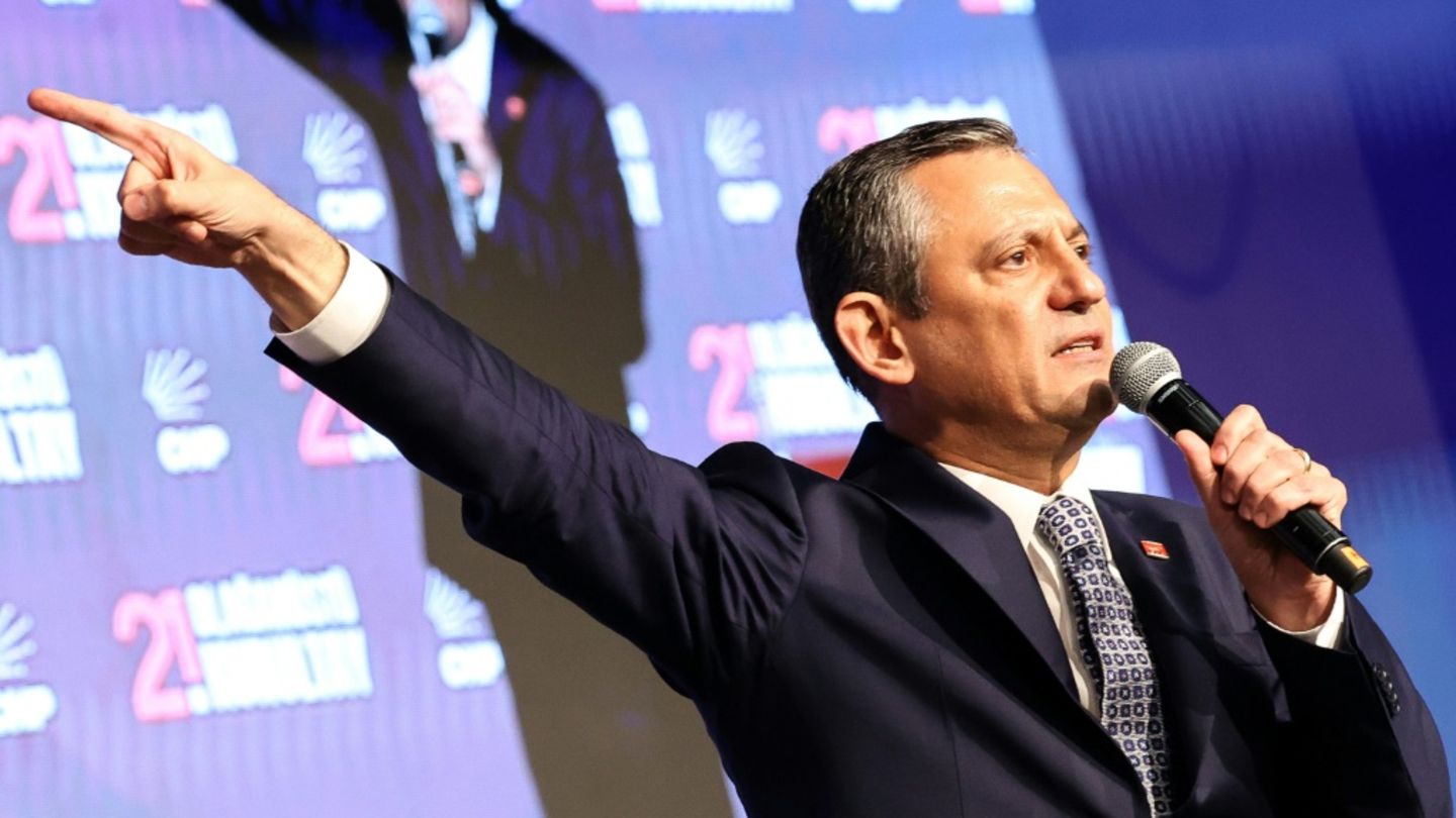 CHP-Chef Özgür Özel beim Parteitag in Ankara