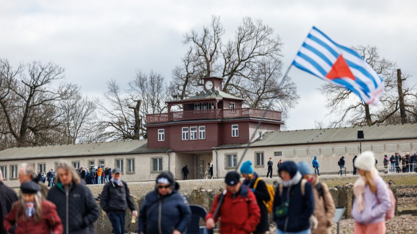 Besucher am Sonntag in der Gedenkstätte Buchenwald
