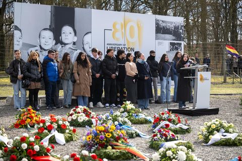 Gedenkveranstaltung im KZ Buchenwald: Blumenkränze für die Opfer