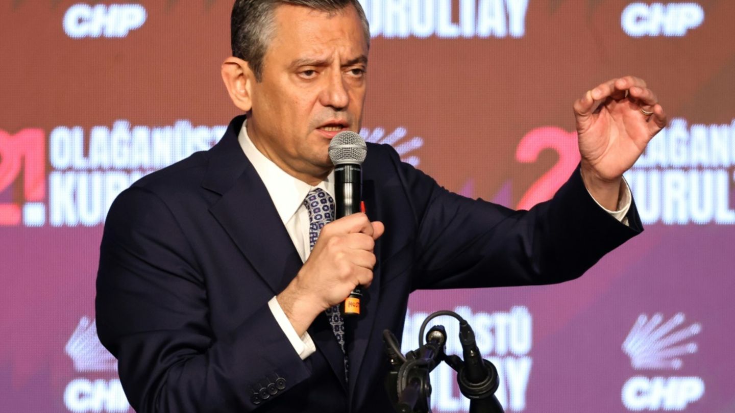 Özel beim Parteitag in Ankara