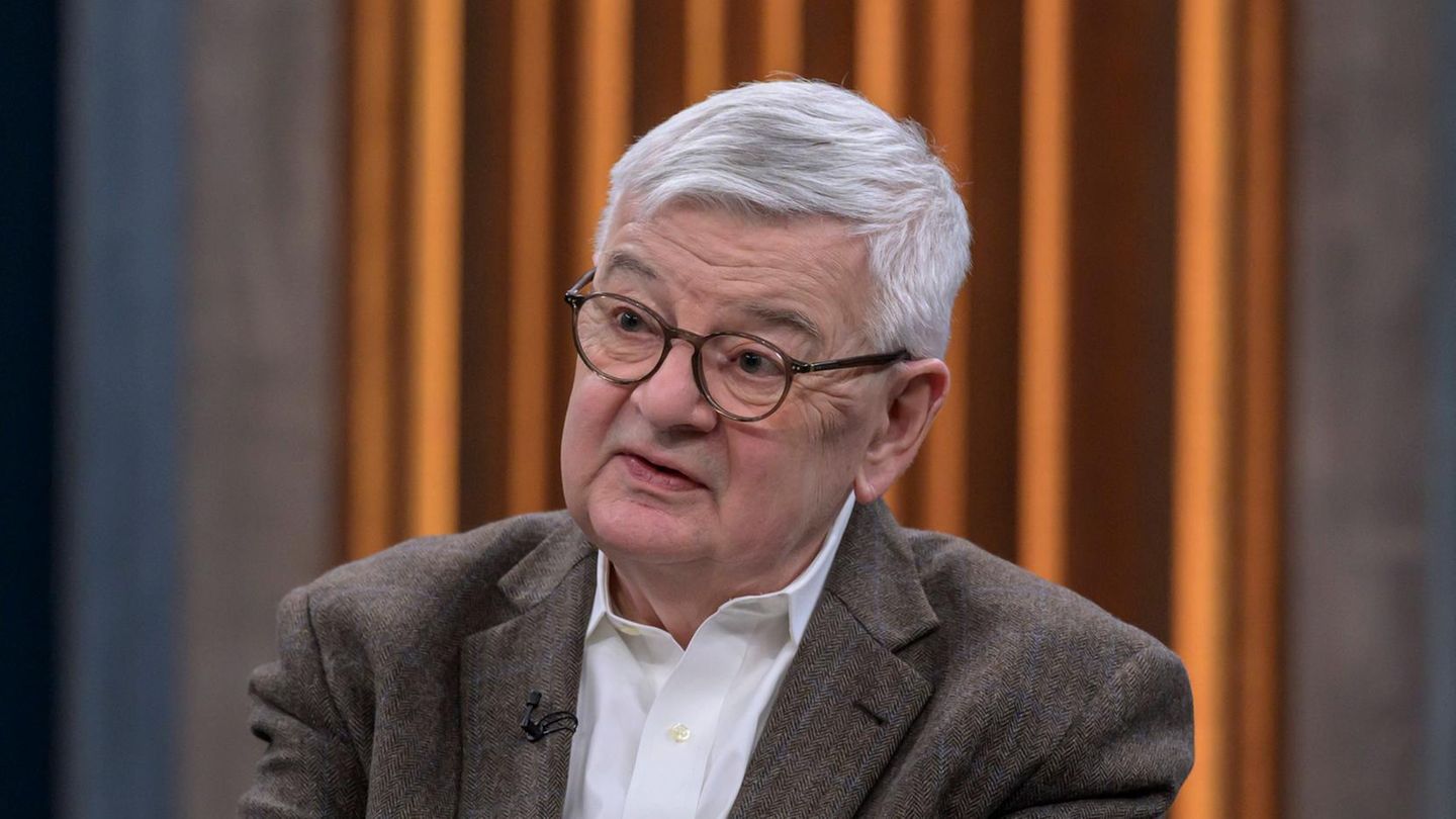 Joschka Fischer sitzt in der Talkrunde von Caren Miosga