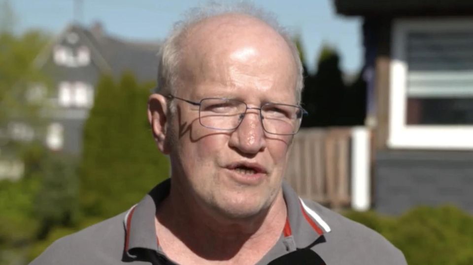 Im rheinland-pfälzischen Weitefeld wir eine dreiköpfige Familie getötet. Ein Nachbar erzählt, wie er die Tatnacht erlebt hat. Der mutmaßliche Täter ist auf der Flucht. 