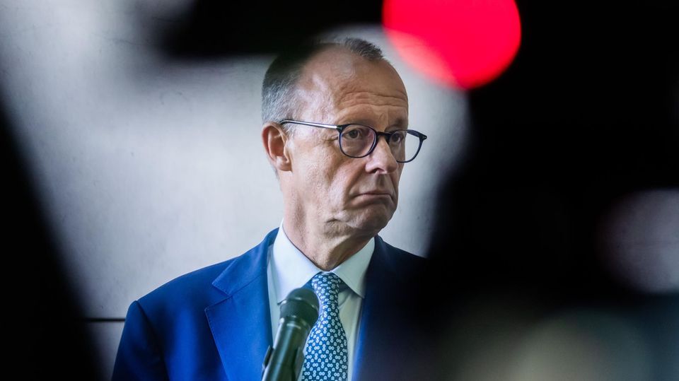 CDU und AfD in Umfragen erstmals gleichauf: Wie geht es jetzt weiter? Auch innerhalb der CDU herrscht Unzufriedenheit mit den bisherigen Ergebnissen der Koalitionsverhandlungen und mit der Verhandlungsführung von Spitzenkandidat Friedrich Merz.