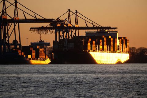 Containerschiffe im Hamburger Hafen, dem drittgrößten Hafen Europas