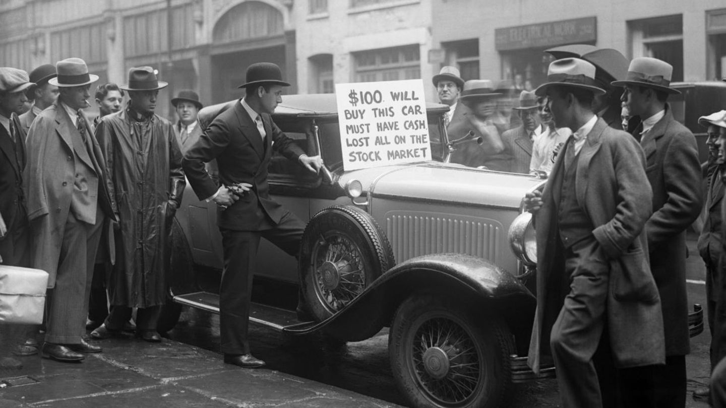 Große Depression 1929 Im kollektiven Gedächtnis ist es die Mutter aller Börsenkräche: Im Oktober 1929 kam es am US-Aktienmarkt zum „Schwarzen Donnerstag“, mit dem eine lange Phase rasanten Wachstums und zunehmenden Konsums in dem Land endete. Der Crash von New York mündete in die Große Depression, in der Millionen von Menschen arbeitslos wurden. Der Absturz weitete sich zur Weltwirtschaftskrise aus. Er gilt daher oft auch als eine Ursache für die Ausweitung des sozialen Elends in Deutschland und den Aufstieg der Nationalsozialisten, die daraus politisches Kapital schlugen.