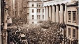 Der Bank Run in New York war ein Schock für die USA: Das Land hatte in der Industrialisierung einen beispiellosen Boom erlebt, was etliche Spekulanten und windige Unternehmer auf den Plan rief. Auslöser des Crashs am 17. Oktober waren denn auch halsbrecherische Geschäfte deutschstämmiger Einwanderer, die mit Leerverkäufen auf ein großes Kupfer-Unternehmen einen Reibach machen wollten. Die Krise wurde unter anderem mit Hilfe des angesehenen Bankers J.P. Morgan im Zaum gehalten. Sie führte in letzter Konsequenz zur Einrichtung der US-Zentralbank, die in Notsituationen eingreifen soll.