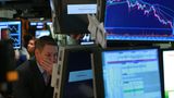 Es war die größte Wirtschaftskrise der Nachkriegszeit: Die Immobilienkrise in den USA schwelte seit 2007, die US-Regierung hatte bereits Banken gerettet, bis sie bei der Pleite der Investmentbank Lehman Brothers einen Strich zog: Das Bankhaus sollte – trotz weitreichender Verflechtungen im globalen Finanzsystem - nicht mehr gerettet werden. Die Folge: Am 15. September 2008 brach Panik an den Börsen aus. Der Dow Jones fiel innerhalb eines Tages um fast 800 Punkte. Der Niedergang an den Märkten hielt noch bis ins Jahr 2009 an.