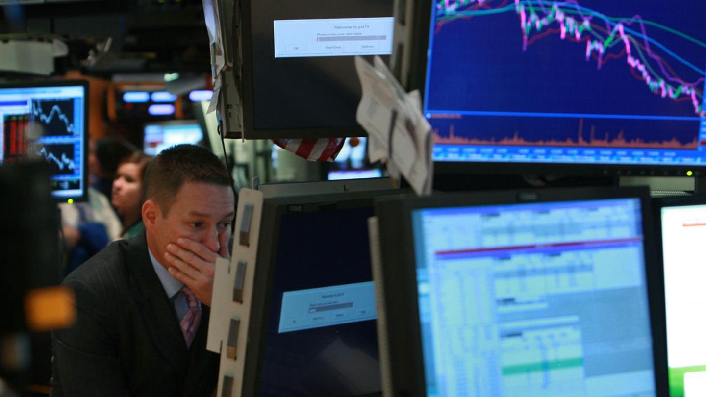 Es war die größte Wirtschaftskrise der Nachkriegszeit: Die Immobilienkrise in den USA schwelte seit 2007, die US-Regierung hatte bereits Banken gerettet, bis sie bei der Pleite der Investmentbank Lehman Brothers einen Strich zog: Das Bankhaus sollte – trotz weitreichender Verflechtungen im globalen Finanzsystem - nicht mehr gerettet werden. Die Folge: Am 15. September 2008 brach Panik an den Börsen aus. Der Dow Jones fiel innerhalb eines Tages um fast 800 Punkte. Der Niedergang an den Märkten hielt noch bis ins Jahr 2009 an.