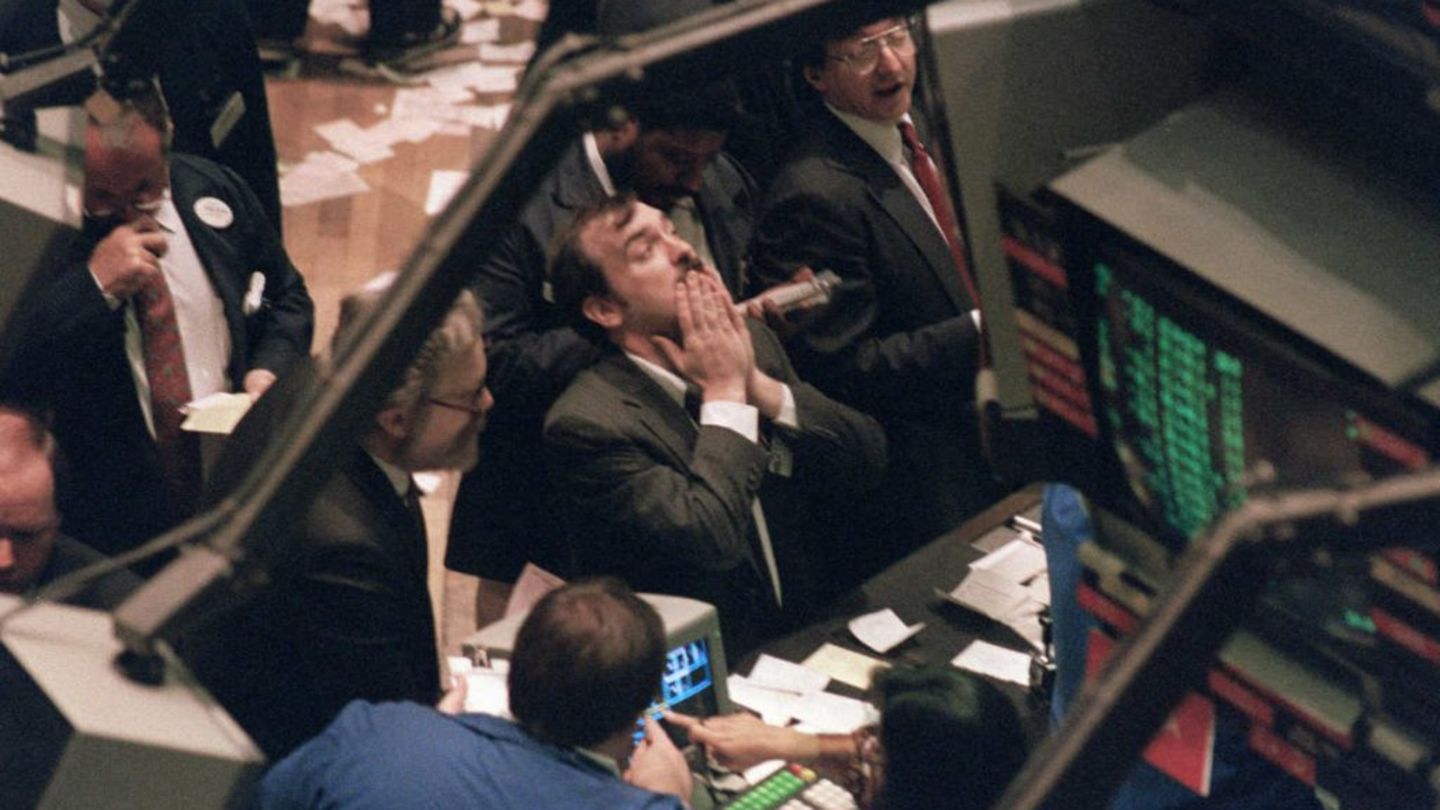 Der Absturz des Dow Jones um 22,6 Prozent an einem Tag war der bis dato größte Einbruch in der Geschichte dieses Index. Der Börsenkrach war der erste, bei dem Computer eine entscheidende Rolle spielten: Die Automatisierung bei der Zusammensetzung der Portfolios verstärkte noch den Abwärtssog an den Märkten. Zwei Monate nach dem Crash erschien der Spielfilm "Wall Street" von Oliver Stone. Er wirkte wie ein Kommentar zu den aktuellen Ereignissen und wurde zu dem Börsenfilm schlechthin.