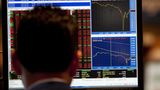 Es war einer der ungewöhnlichsten Crashs der Börsengeschichte: Innerhalb von wenigen Minuten verlor der Dow Jones Industrial Average Index 1000 Punkte. Der plötzliche Einbruch begann am 6. Mai 2010 am frühen Nachmittag und hielt ungefähr 36 Minuten an. Zu den Ursachen gab es zunächst viele Theorien. Mittlerweile ist bekannt, dass der Kurssturz offenbar durch eine Marktmanipulation eines Londoner Daytraders ausgelöst wurde. Im Nachgang des Crashs wurden schärfere Regeln für die US Börsen beschlossen.