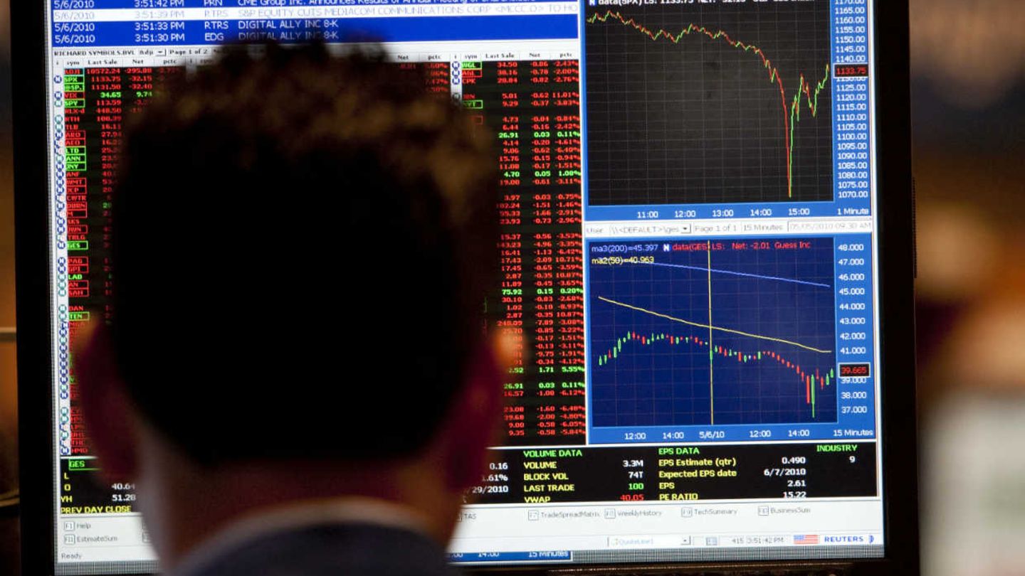 Es war einer der ungewöhnlichsten Crashs der Börsengeschichte: Innerhalb von wenigen Minuten verlor der Dow Jones Industrial Average Index 1000 Punkte. Der plötzliche Einbruch begann am 6. Mai 2010 am frühen Nachmittag und hielt ungefähr 36 Minuten an. Zu den Ursachen gab es zunächst viele Theorien. Mittlerweile ist bekannt, dass der Kurssturz offenbar durch eine Marktmanipulation eines Londoner Daytraders ausgelöst wurde. Im Nachgang des Crashs wurden schärfere Regeln für die US Börsen beschlossen.