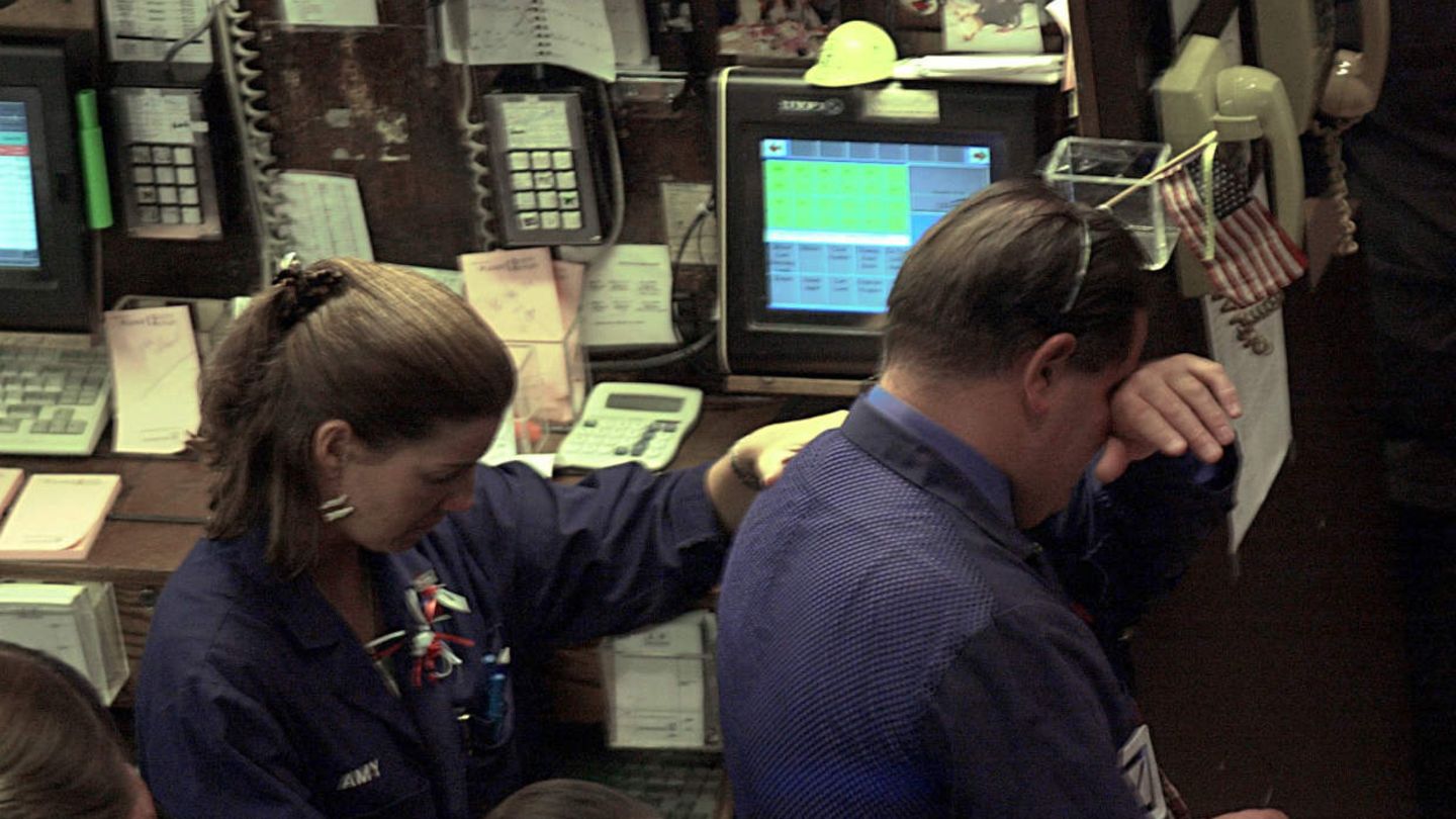 Als die Terroranschläge vom 11. September 2001 die Türme des World Trade Center in New York zum Einsturz brachten, wurde die Wall Street umgehend geschlossen und zwar für ganze sechs Tage. Das war die längste Pause auf dem Parkett seit der Großen Rezession in den 30er-Jahren. Nach der Wiedereröffnung des Handels fiel der Dow Jones um rund sieben Prozent.