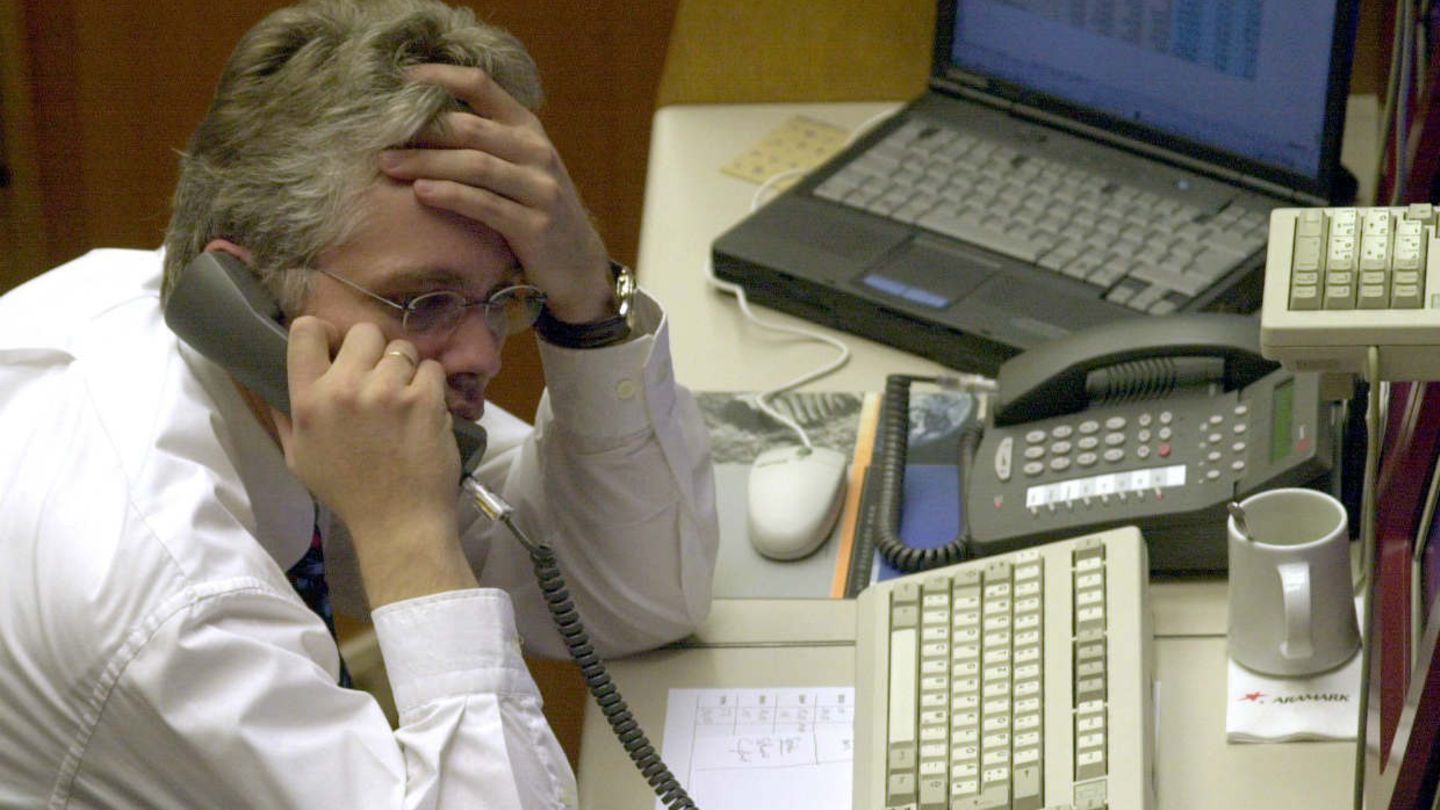 Jedem, der derzeit in Tech-Aktien investiert, sei noch einmal ein näheres Studium des Dotcom-Crashs empfohlen. Er ist generell ein perfektes Beispiel für Blasen an den Aktienmärkten. In den 90ern führte die Verbreitung des Internets zu irrationalem Überschwang, Phantasie-Bewertungen und übertriebenen Erwartungen an die reihenweise an die Börse gebrachten jungen Firmen. Diese Euphorie endete abrupt im März 2000, als nach ersten Verkäufen einzelner zweifelnder Investoren der Markt völlig in sich zusammen brach und auch viele Kleinanleger um ihr Geld brachte.