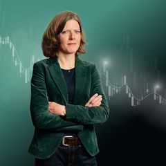 Montage zeigt Nadine Oberhube vor einer fallenden Aktenkurve