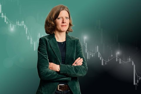 Montage zeigt Nadine Oberhube vor einer fallenden Aktenkurve