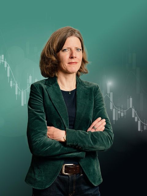 Montage zeigt Nadine Oberhube vor einer fallenden Aktenkurve