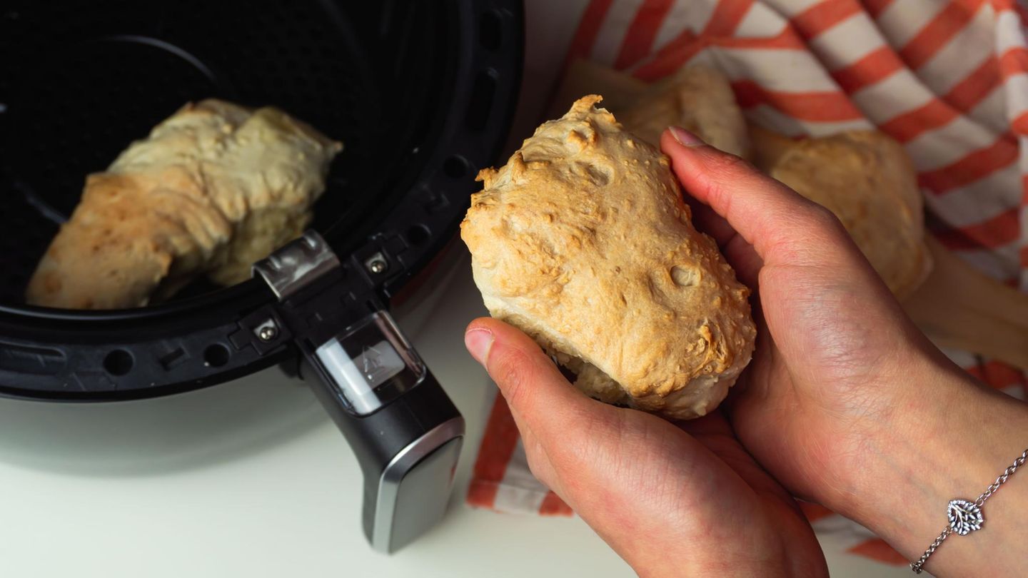 Airfryer-Trend: Knusprig in Rekordzeit: So backen Sie Brötchen in der Heißluftfritteuse