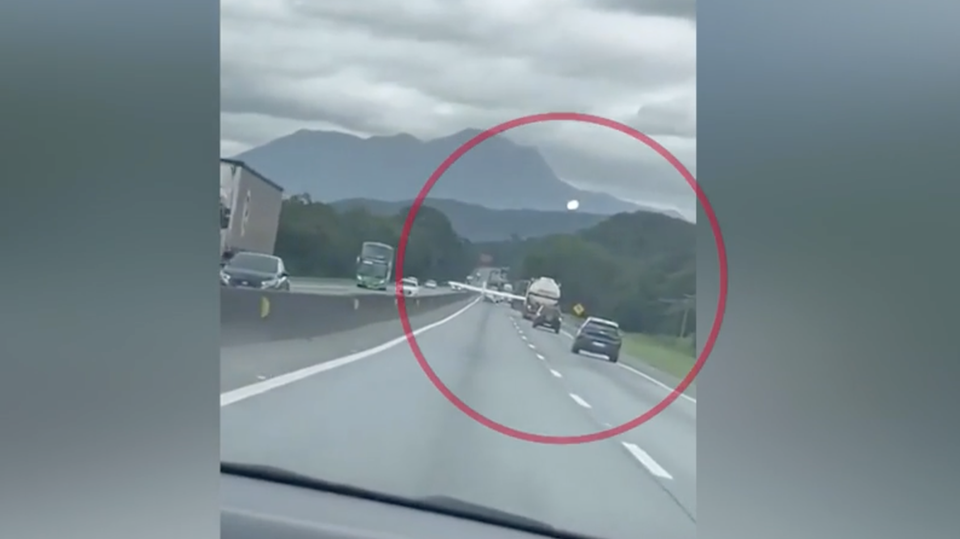 In Brasilien sorgte ein Triebwerkausfall dafür, dass ein Kleinflugzeug notlanden musste. Aufnahmen zeigen das gefährliche Manöver auf einer befahrenen Autobahn.