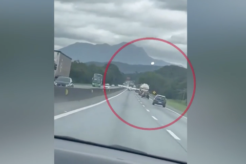 In Brasilien sorgte ein Triebwerkausfall dafür, dass ein Kleinflugzeug notlanden musste. Aufnahmen zeigen das gefährliche Manöver auf einer befahrenen Autobahn.