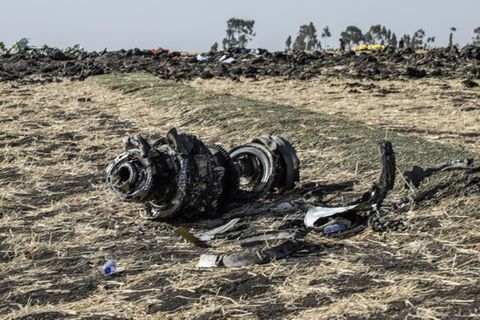 Trümmer der in Äthiopien abgestürzten Boeing-Maschine