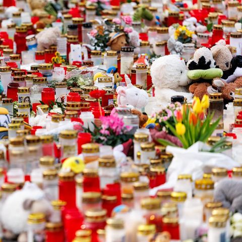 Kerzen und Blumen in Gedenken an die Opfer des Angriffs in Aschaffenburg