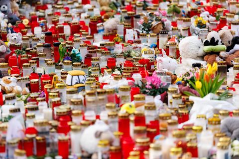 Kerzen und Blumen in Gedenken an die Opfer des Angriffs in Aschaffenburg