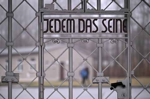 Warnung vor Antisemitismus bis heute: Lagertor des ehemaligen KZ Buchenwald