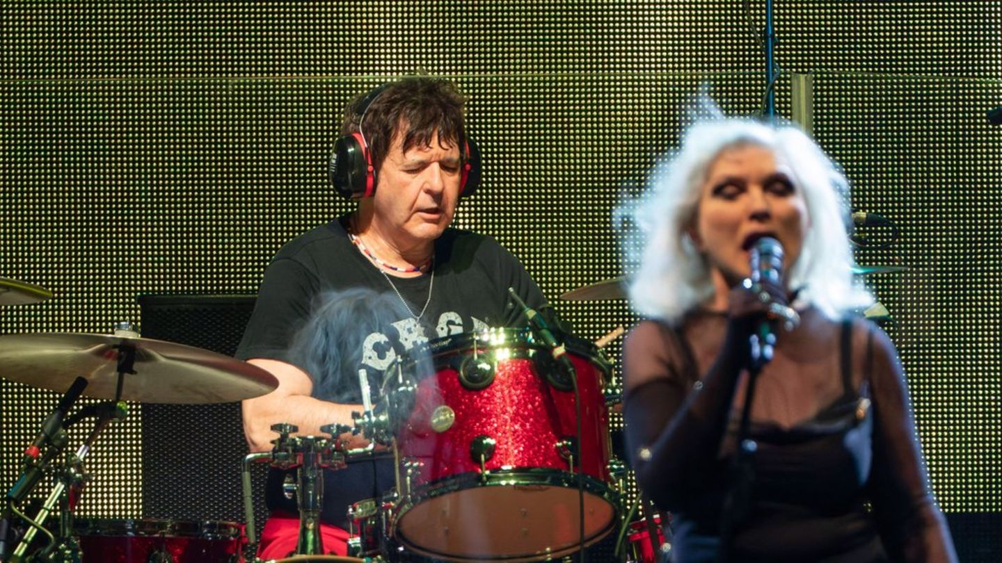 Clem Burke war mit seiner Band Blondie noch lange aufgetreten, wie hier 2022 in Liverpool