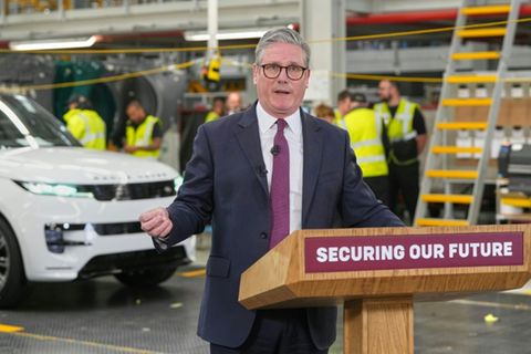 Starmer bei seiner Rede in einer Autofabrik in Birmingham