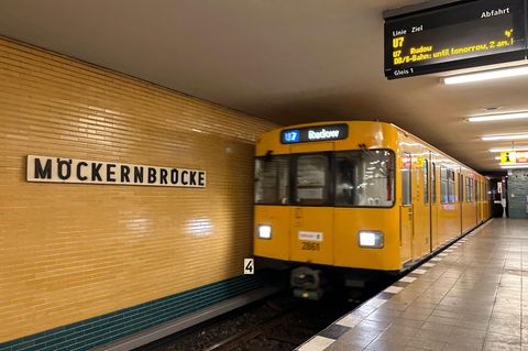 Die U-Bahn "U7" in Berlin, hier an der Haltestelle Möckernbrücke