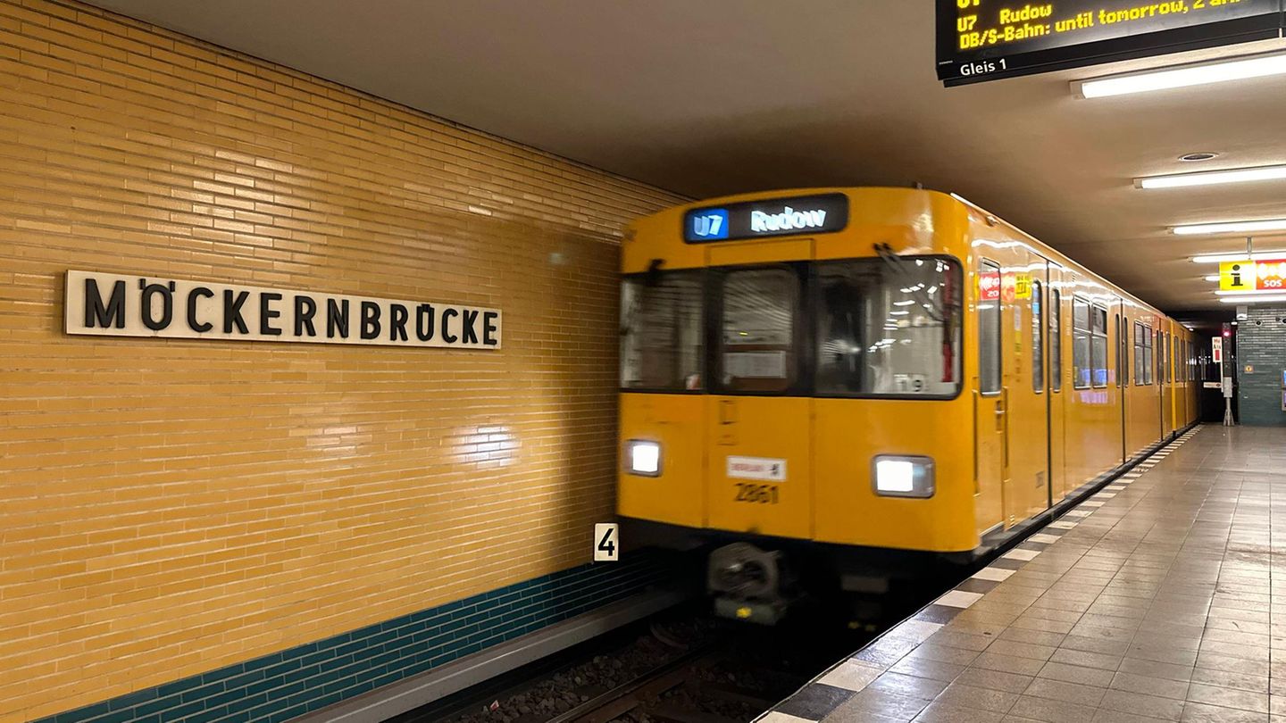 Die U-Bahn "U7" in Berlin, hier an der Haltestelle Möckernbrücke