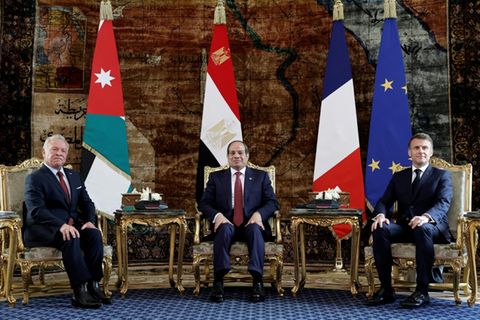 Macron (r.), al-Sisi und König Abdullah II. (l.)