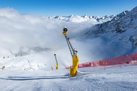 Eine Schneekanone im Gletscherskigebiet Sölden