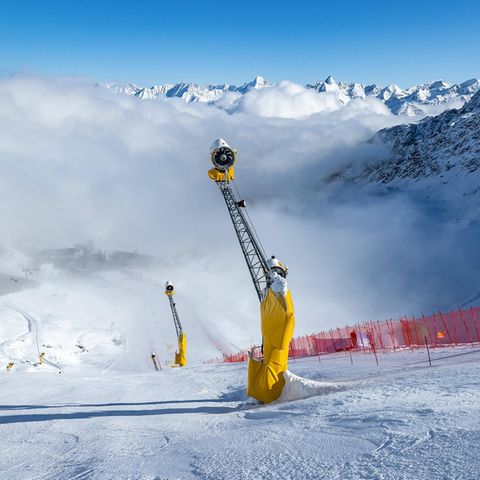 Eine Schneekanone im Gletscherskigebiet Sölden