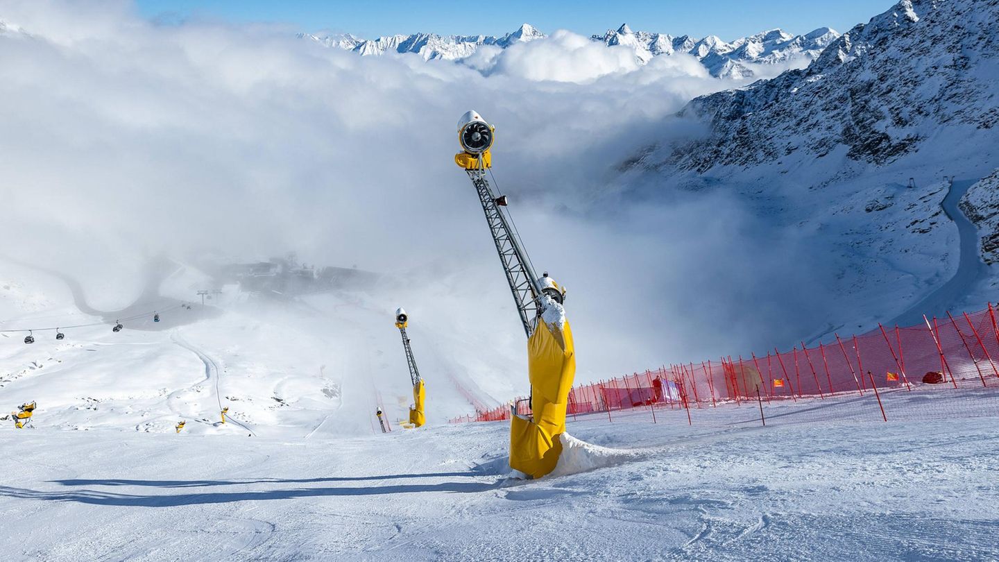Eine Schneekanone im Gletscherskigebiet Sölden