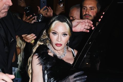 Madonna steigt von Bodyguards und Paparazzi begleitet aus einem schwarzen SUV