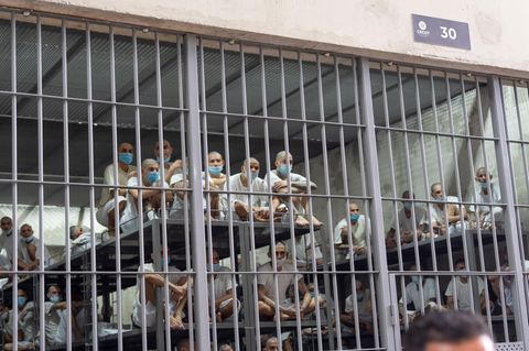 Aus den USA Abgeschobene sitzen dicht an dicht in einer Zelle des Terroristengefängnisses in Tecoluca, El Salvador